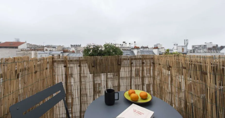 STUDIO WITH BALCONY MINUTES FROM PLACE DE LA REPUBLIQUE