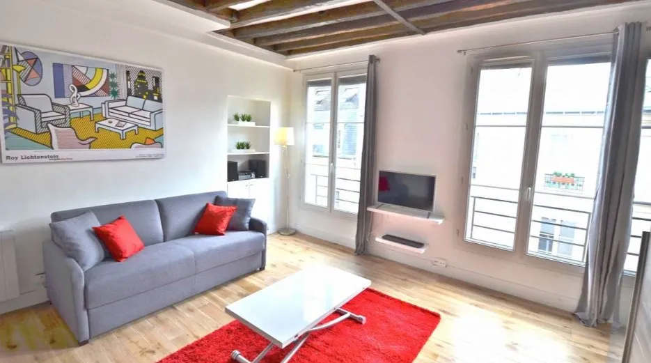 STUDIO OVERLOOKING A SMALL STREET NEAR PLACE DE LA BASTILLE