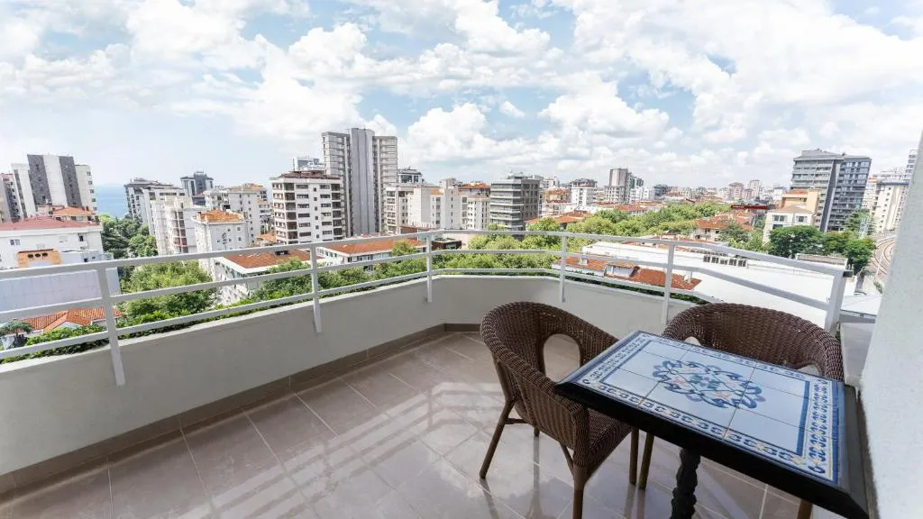 ASIAN SIDE OF ISTANBUL 1 BEDROOM APARTMENT WITH STREET VIEWS